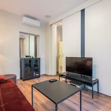 Cozy 3-bedroom With Stylish Comfort And Chic Decor アパート ソフィア