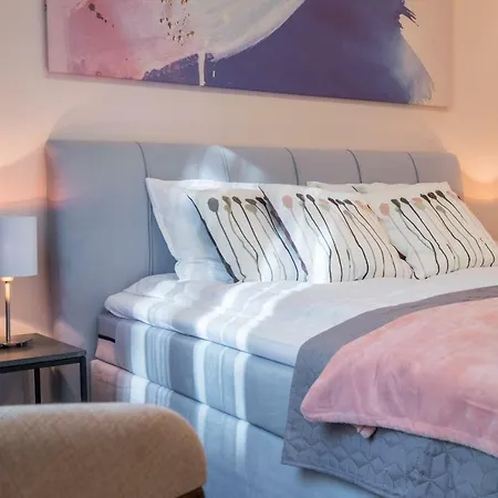 Apartman Cozy 3-bedroom With Stylish Comfort And Chic Decor *