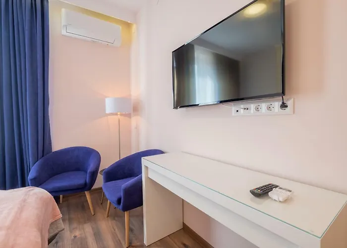 Cozy 3-bedroom With Stylish Comfort And Chic Decor *