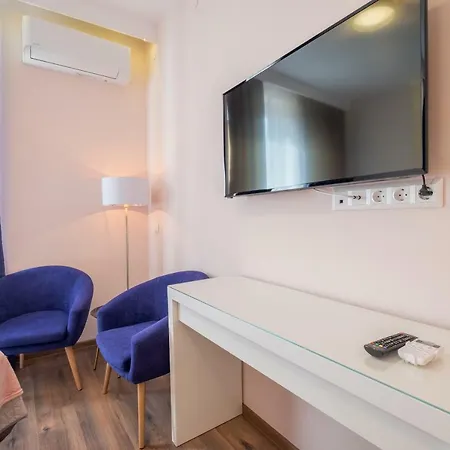 Cozy 3-bedroom With Stylish Comfort And Chic Decor *